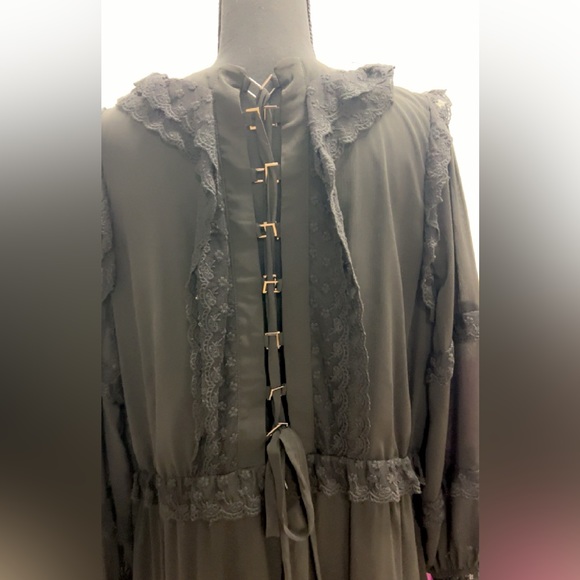 L'ATISTE Lace Dress - Picture 8 of 9